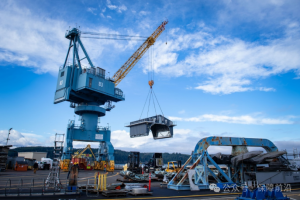 【新闻资讯】美班戈海军基地采用围栏式维护罩提高潜艇维修效率